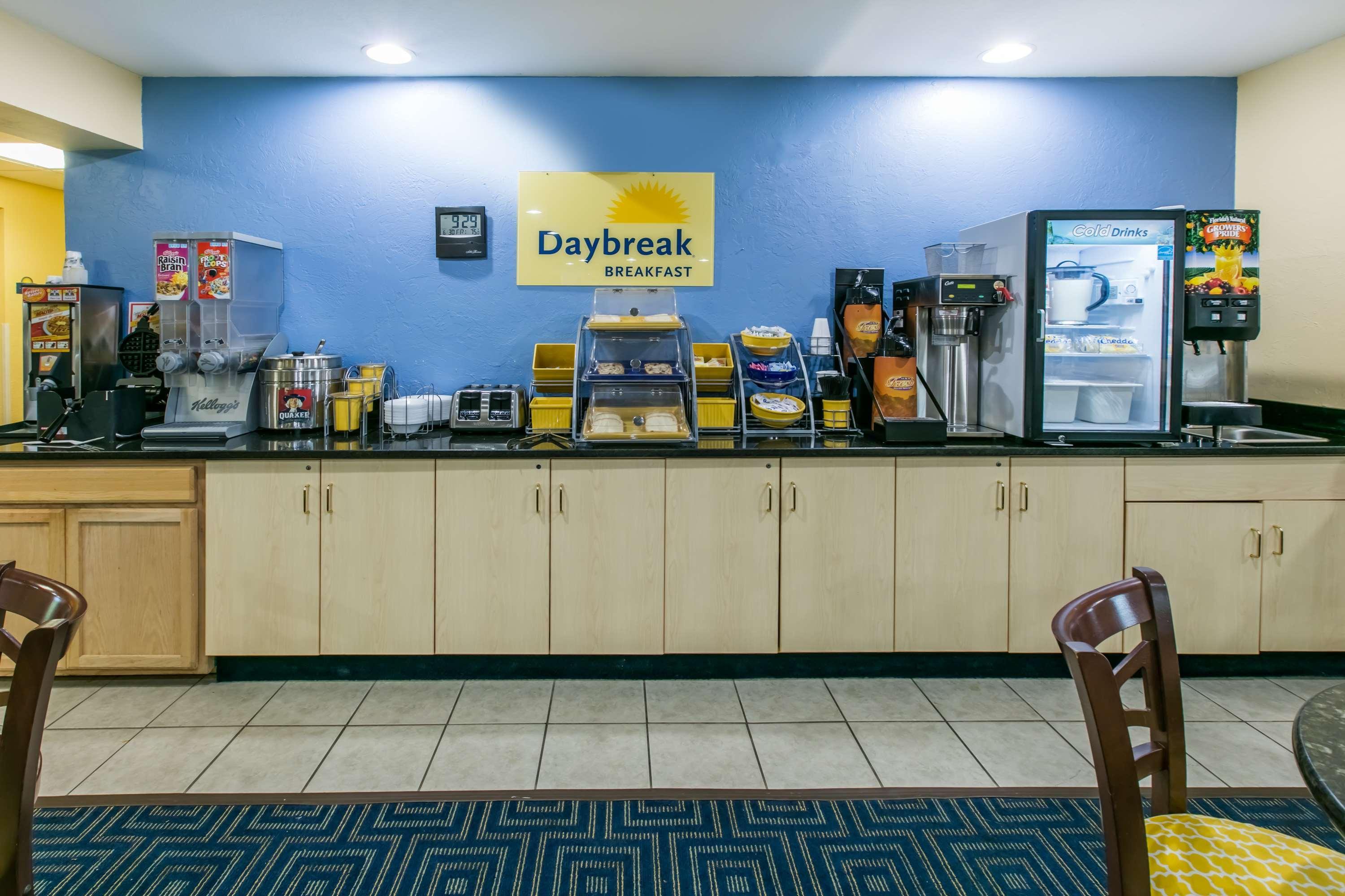 Days Inn Прайор-Крік Екстер'єр фото